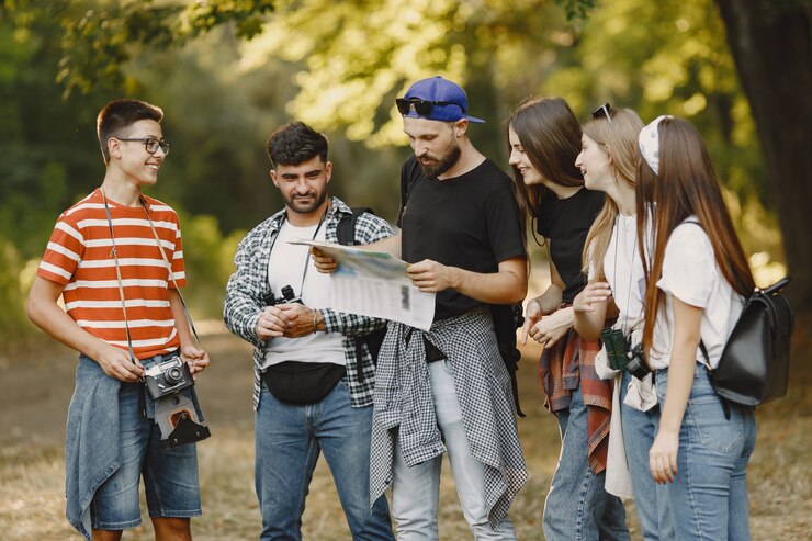 concept-aventure-randonnee-personnes-groupe-amis-souriants-dans-foret-homme-carte_1157-45161